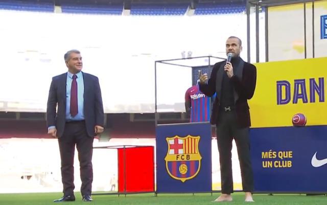 kaiyun sports-阿尔维斯赤脚亮相诺坎普 超10000人迎接传奇回归!